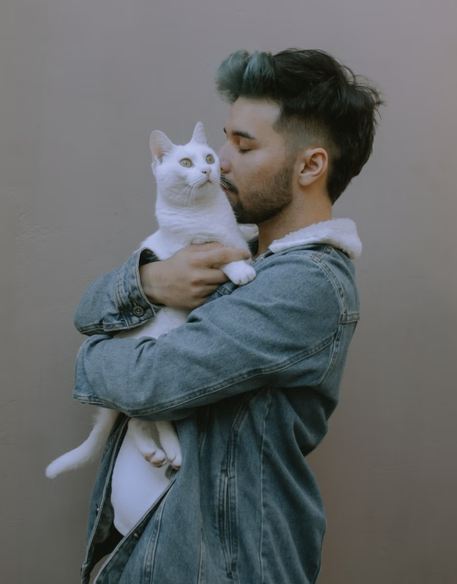 hombre-abraza-a-su-gato